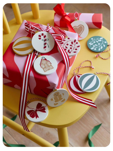 Set aus 10 flachen Weihnachtskugeln aus Holz MOONY - rot bedruckt